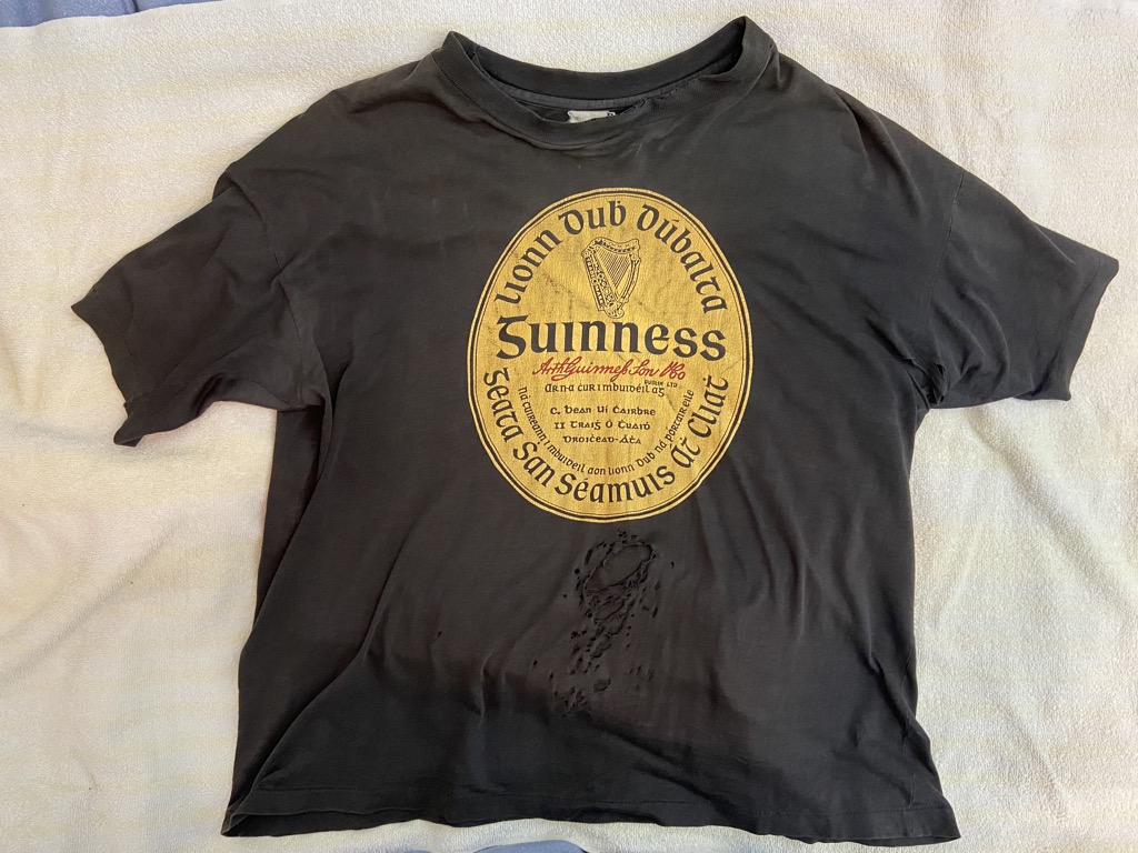 T-shirt with the Guinness logo in Gaelic